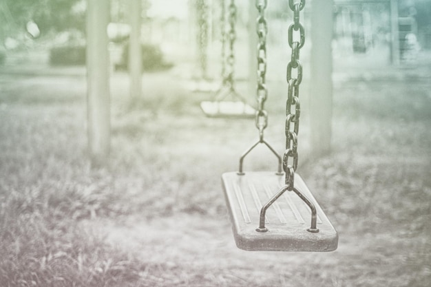 Photo close-up of empty swing in park