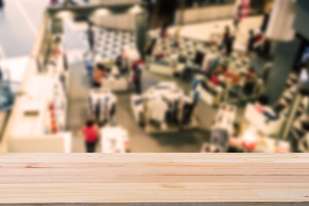 Photo close-up of empty table at shopping mall