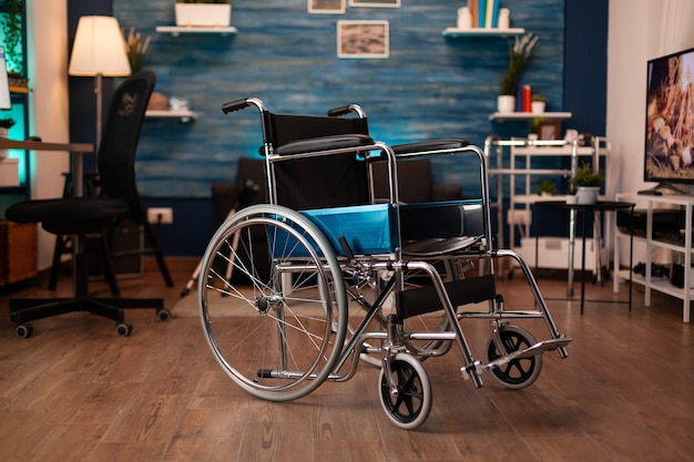 Foto primo piano della sedia a rotelle vuota per disabilità a casa