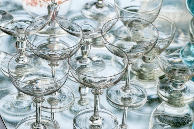 Photo close-up of empty wineglasses on table