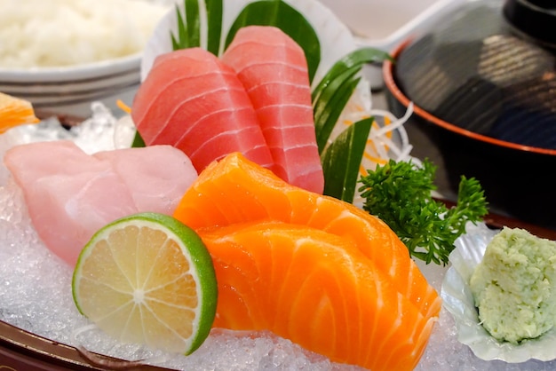 Close-up en bijsnijden Japanse Sashimi op bootplaat met Miso-soep in Japanse kom