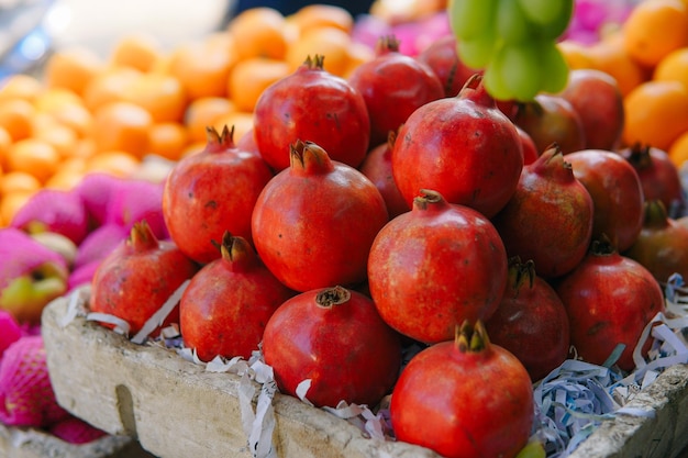 Close-up en selectieve focusgroep van granaatappels in houten emmer op de markt