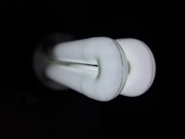 Foto close-up di una lampadina ad alta efficienza energetica su sfondo nero