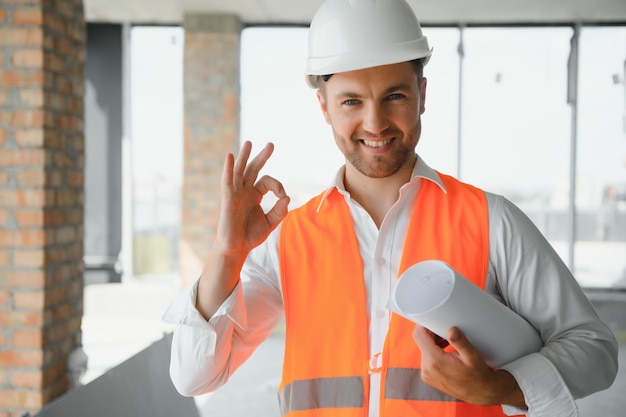 Foto primo piano ingegneri che lavorano su un cantiere in possesso di un blueprintsingegneria e concetto di architettura