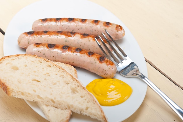 テーブルの上でディップ付きの英語の朝食のクローズアップ