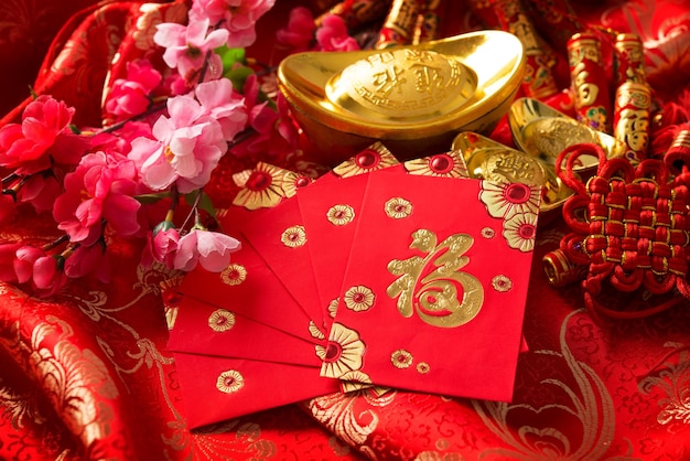 Photo close-up of envelopes and golden ingots during religious event