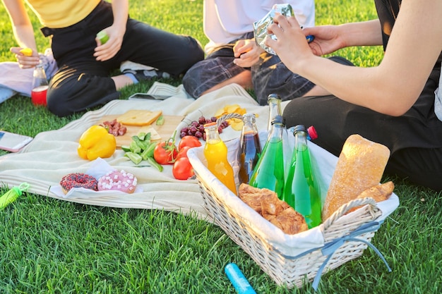 Close-up eten en drinken voor een picknick op groen gras