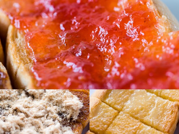 Close-up eten, set van drie sneetjes brood met rode aardbeienjam, zoete melk en gedroogd versnipperd varkensvlees, bovenaanzicht ontbijt heerlijke toast met verschillende is fast food bij zelfgemaakte
