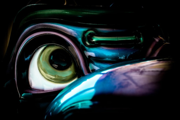 Photo close-up of evil looking statue eye