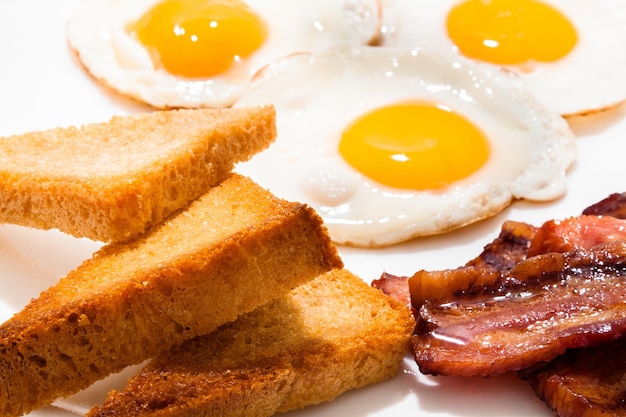 Отличный завтрак крупным планом из яичницы и ветчины
