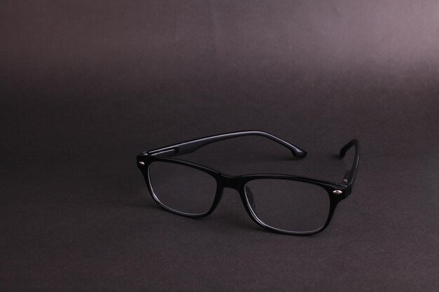 Photo close-up of eyeglasses on gray background