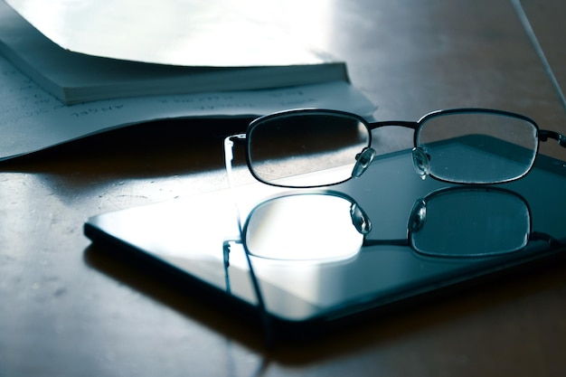 Photo close-up of eyeglasses on table