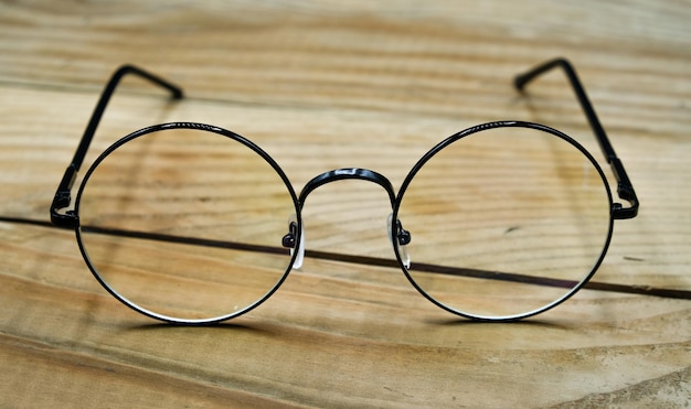 Photo close-up of eyeglasses on table