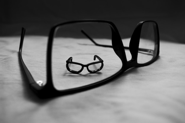 Photo close-up of eyeglasses on table