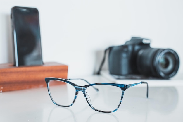 Photo close-up of eyeglasses on table