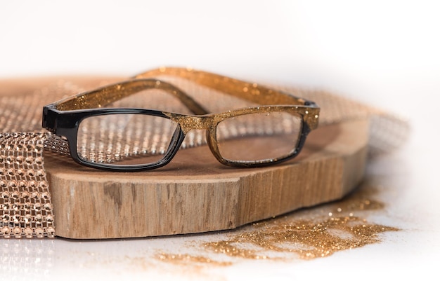 Foto close-up di occhiali su legno su sfondo bianco