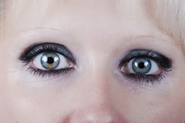 Photo close up the eyes of a young blond woman