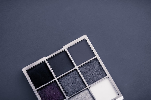 Photo close-up of eyeshadow on table
