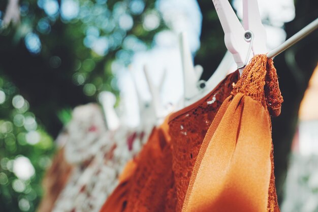 Photo close-up of fabric drying on clothesline