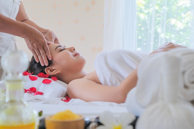 Primo piano donne faccia nella spa, trattamento viso. camera di lusso per donne relax e godimento della terapia di bellezza emotiva.