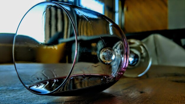 Foto close-up di un bicchiere di vino caduto sulla tavola