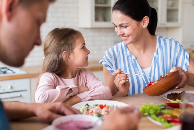 Foto famiglia del primo piano che mangia insieme