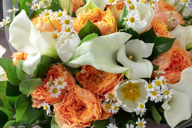 Close up fashion moderno bouquet di fiori diversi su una superficie di legno.