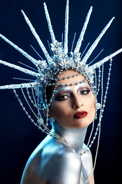 Photo close up fashion portrait of a woman with body paint looking like a statue of liberty