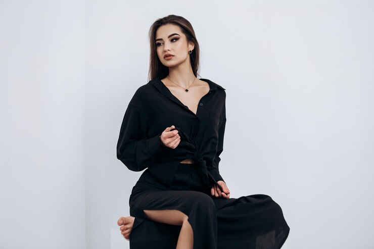 写真スタジオでポーズをとる若いかなりインドのラテンアメリカ人女性のファッション ポートレートを閉じます