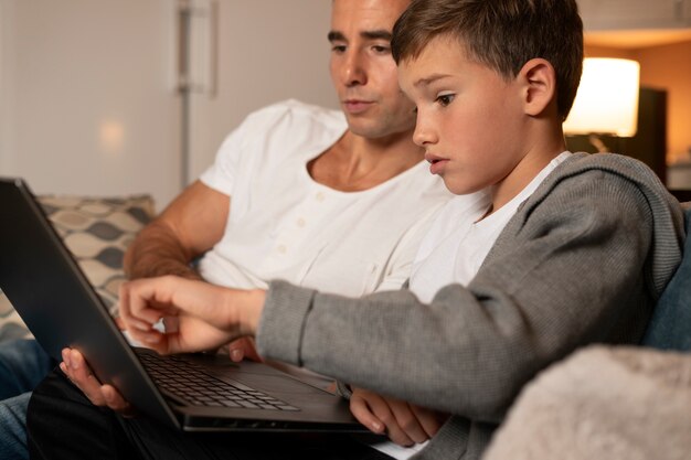 ノートパソコンで父と子をクローズアップ