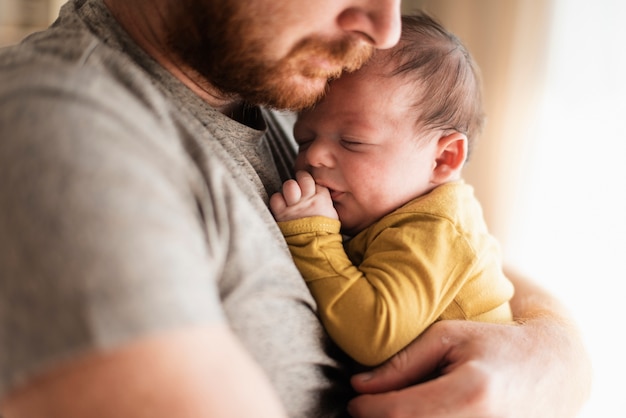 Фото Макро отец обнимает своего ребенка