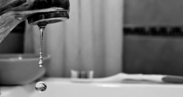 Photo close-up of faucet in bathroom