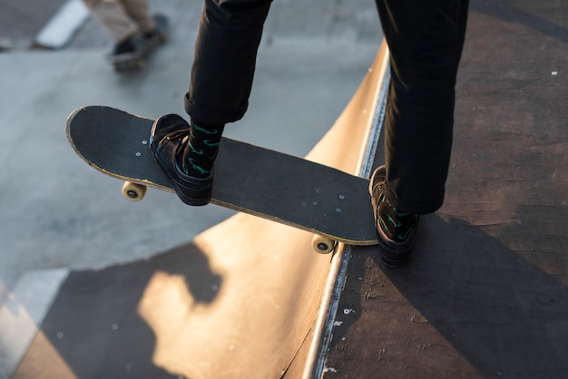 Foto primo piano dei piedi che praticano con lo skateboard