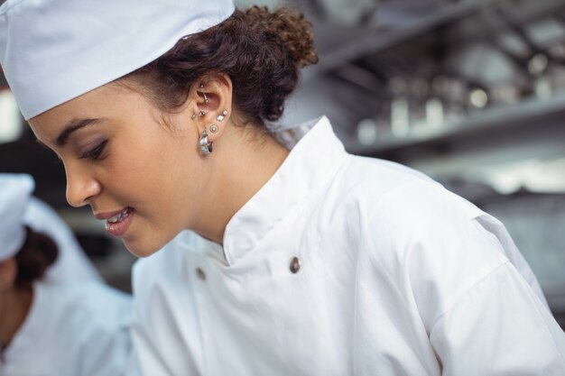 Primo piano del cuoco unico femminile in cucina