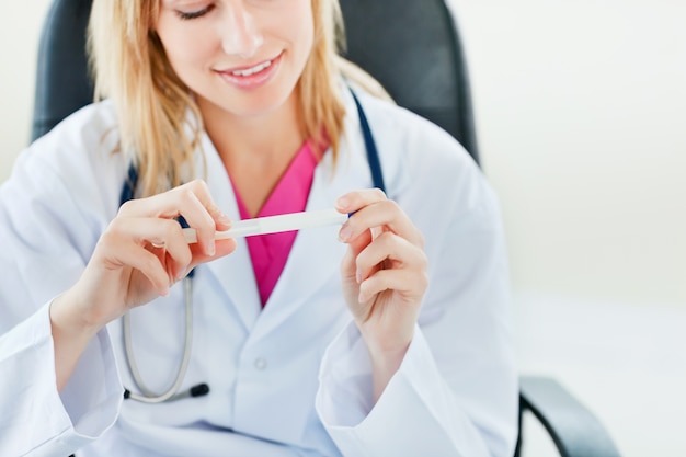 Foto primo piano di un medico femminile che esamina i risultati di temperatura