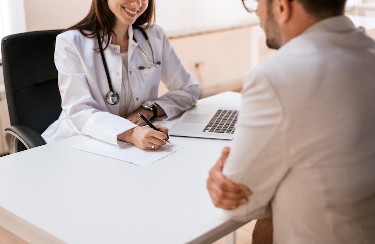 Photo close up of female doctor writing a medical prescription on paper