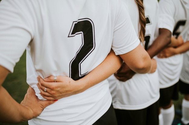 寄り添う女子サッカー選手のクローズアップ