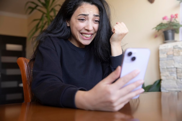 Foto primo piano della mano femminile usando il telefono cellulare