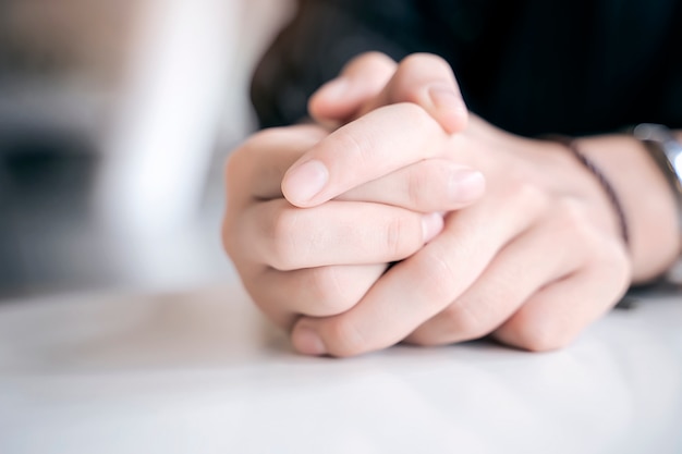 Photo close up female hands with fingers together