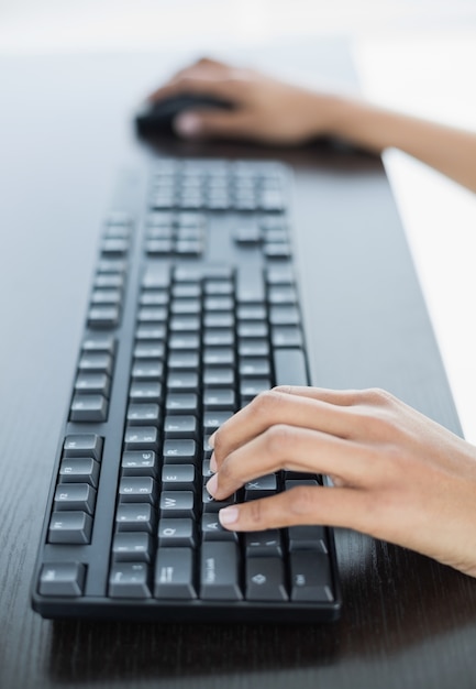 Photo close up of female hands working on computer