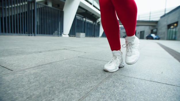 Фото Крупным планом женские ноги бегают по городской улице женские ноги бегают на улице