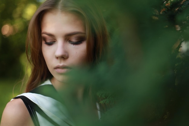 Foto close-up di una modella in piedi al parco