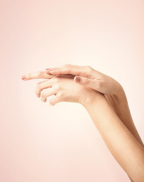 Foto primo piano delle mani femminili dalla pelle morbida