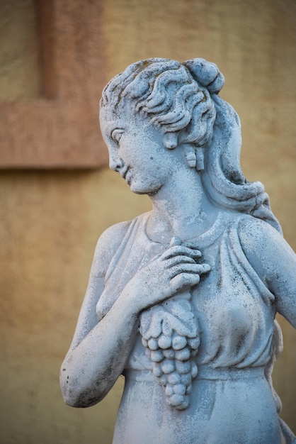 Foto close-up di una statua femminile contro il muro