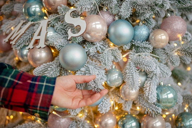 Primo piano su decorazioni festive un albero di natale