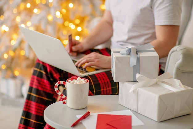 お祝いに包まれたクリスマスギフトボックスにクローズアップ