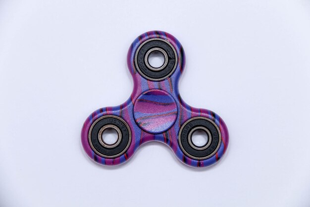 Foto close-up di fidget spinner su sfondo bianco