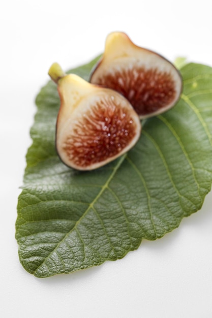 Photo close-up of fig with leaf on white background