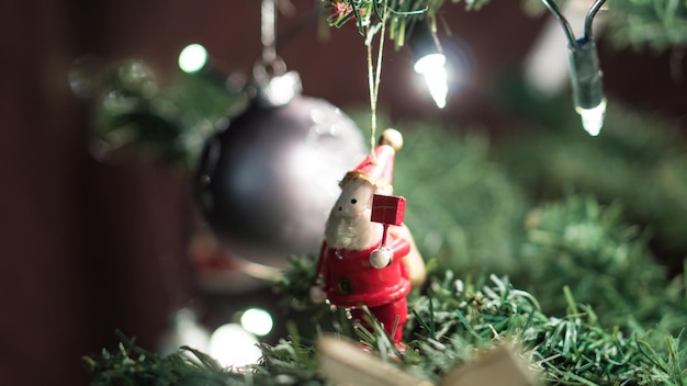 Photo close-up of figurine on christmas tree