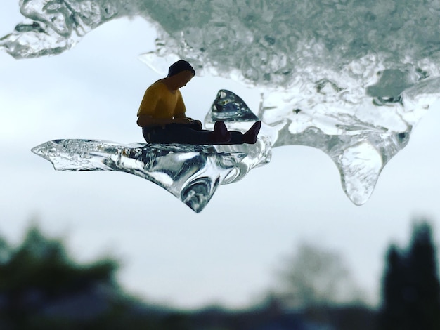 Photo close-up of figurine on ice